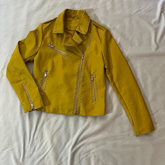 NWOT Faux Leather Mustard Yellow Asymmetrical Studded Moto Jacket. Size Medium - Picture 3 of 10
